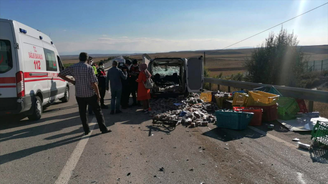 Eskişehir'de iki ticari araç çarpıştı: 2 ölü, 2 yaralı